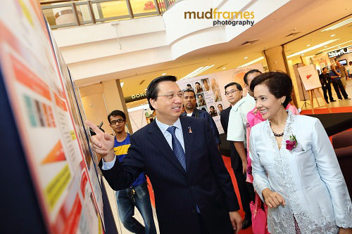 Y.B. Dato' Sri Liow Tiong Lai at the World Hepatitis Day 2012 event at One Utama Shopping Mall