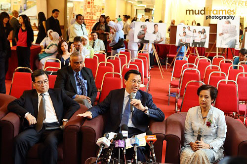 Y.B. Dato' Sri Liow Tiong Lai speaking at a press conference at World Hepatitis Day 2012