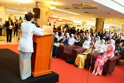 Prof. Dr. Rosmawati Mohamed speaking at the World Hepatitis Day 2012 event at One Utama Shopping Mall
