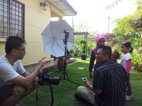 BTS of a Malay Family Portrait: Melvin Tong directing in a photo shoot