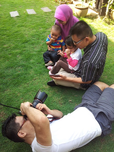 BTS of a Malay Family Portrait: Melvin Tong photographing