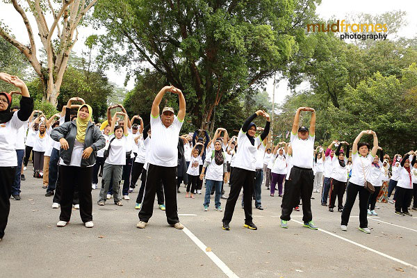 Participants warming up during World Arthritis Day 2013 at Taman Keliling, Seremban
