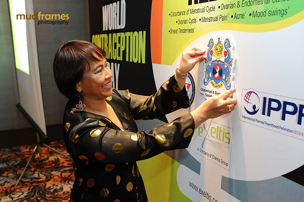 Prof. Dr. Jamiyah Hassan (member of OGSM) launching the generic drsp-containing oral contraceptive pill by Exeltis Pharma during the Media Briefing Event in conjunction with World Contraception Day 2013