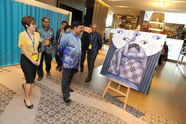 Datuk Dr Jeyaindran during MISI 2014 art gallery walk with Abbvie personnel