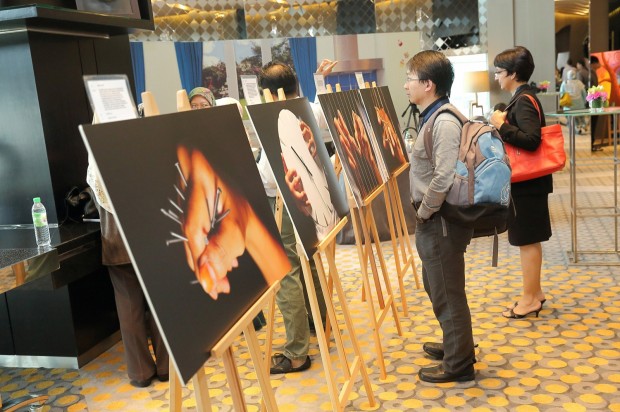 Participants of MISI 2014 having a view of Mudframes Pictures' photographs by Melvin Tong
