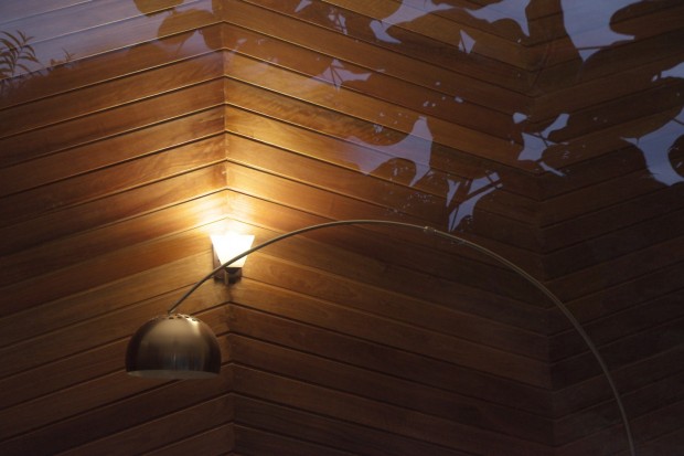 Wall lamp at bedroom at Templer Park Rainforest Retreat