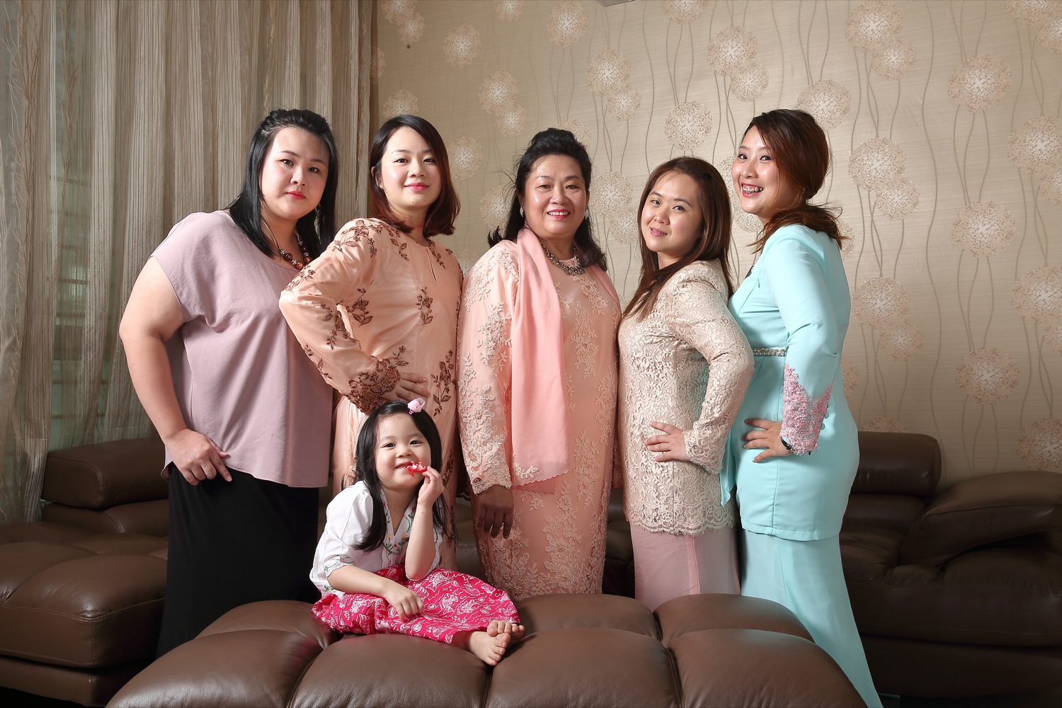 Family photo shoot at home by Mudframes Pictures